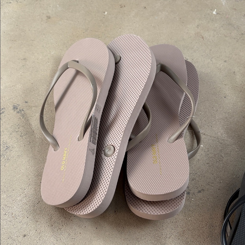 13 pairs old navy flip flops - Picture 2 of 4